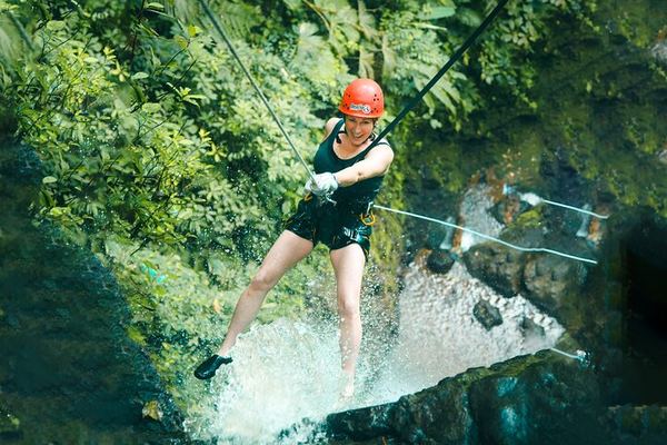 Lost Canyon Waterfall Rappelling from La Fortuna with Buffet Lunch and Pickup