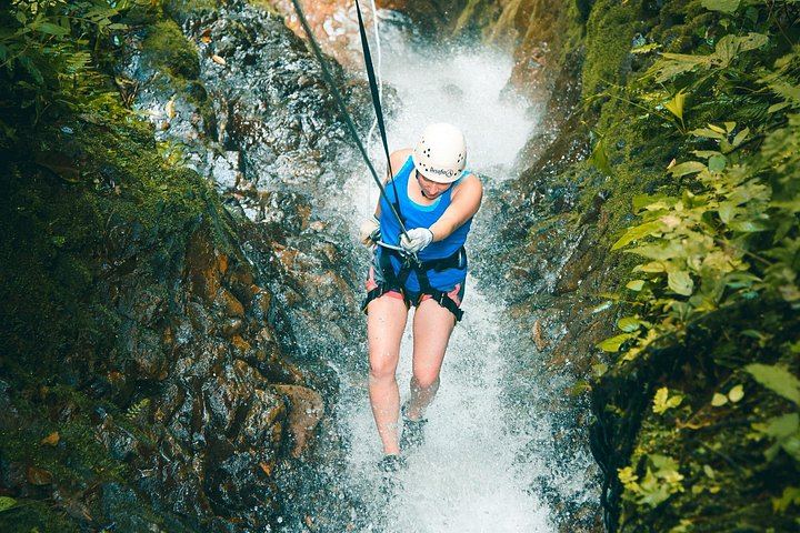 Lost Canyon Waterfall Rappelling from La Fortuna with Buffet Lunch and Pickup (4/12)
