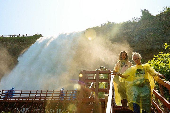 Niagara Falls NY Family Storytelling Tour in a Mercedes Metris Van, Groups of Seven (3/12)