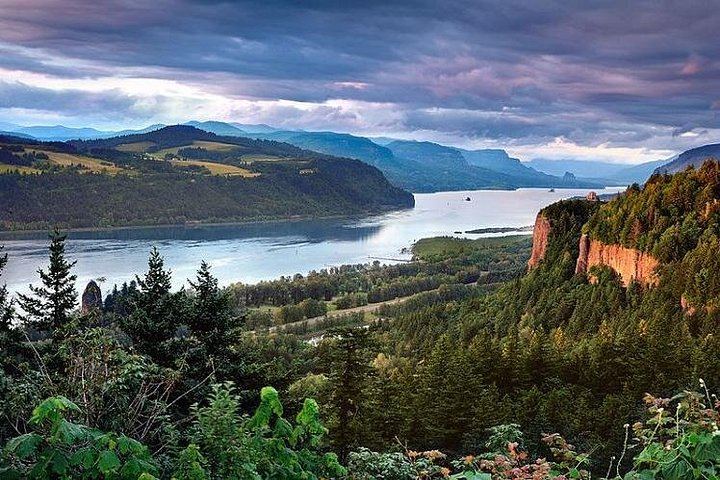 Eight-Hour Waterfalls and Wine Tour: Multnomah Falls, Hood River, Vineyards (1/12)
