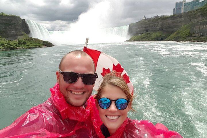 Niagara Falls Day Tour from Toronto with Gray Line, Cruise Ticket and Fallsview Lunch (7/12)
