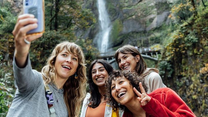 Small-Group Half-Day Waterfall Alley Tour with Local Stories from Director Park (1/12)