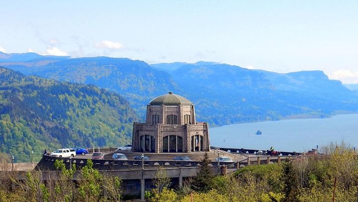 Columbia Gorge Waterfalls and Vista House Tour from Director Park, Portland (3/6)