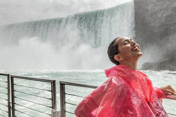 Nine-Hour Niagara Falls Trip from Toronto with Skip-the-Line Cruise and Welland Canal