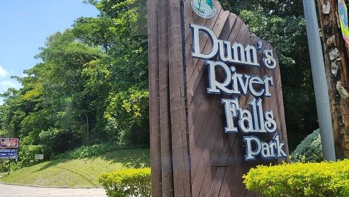 Dunn's River Falls Day Trip with Hi-Tech Tours, Green Grotto Caves Drive-By (2/7)