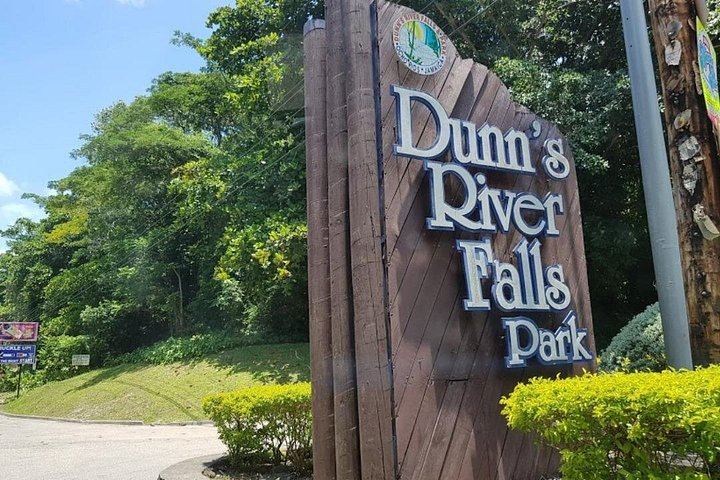 Dunn's River Falls Day Trip with Hi-Tech Tours, Green Grotto Caves Drive-By (2/7)