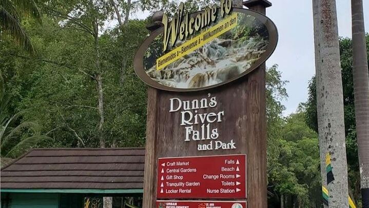 Dunn's River Falls Day Trip with Hi-Tech Tours, Green Grotto Caves Drive-By (3/7)