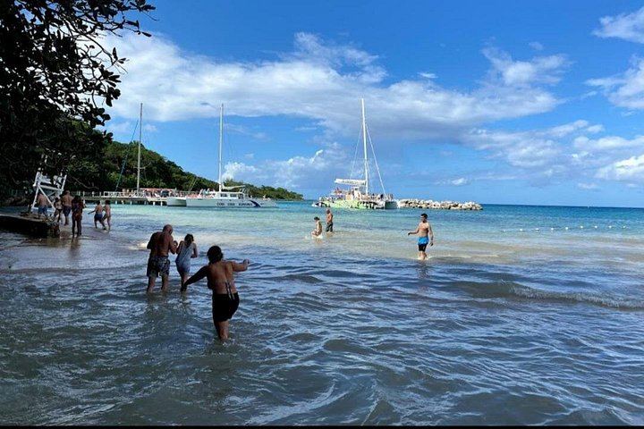 Dunn's River Falls Day Trip with Hi-Tech Tours, Green Grotto Caves Drive-By (5/7)