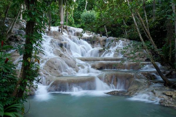 Dunn's River Falls Climb and One-Hour Souvenir Shopping Stop from Ocho Rios