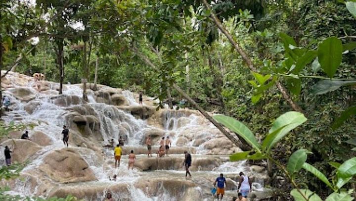 Dunn's River Falls and Rio Nuevo Bamboo River Rafting Combo, Ocho Rios (2/8)