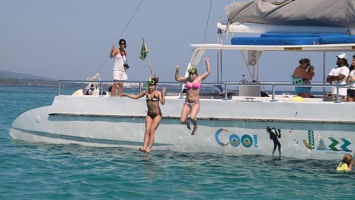 Dunn's River Falls Party Cruise with Reef Snorkeling, Live DJ and Open Bar (2/5)