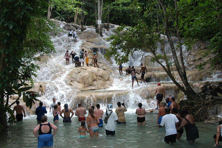 Dunn's River Falls Catamaran Party Cruise with Snorkeling, Open Bar and Reggae (4/5)