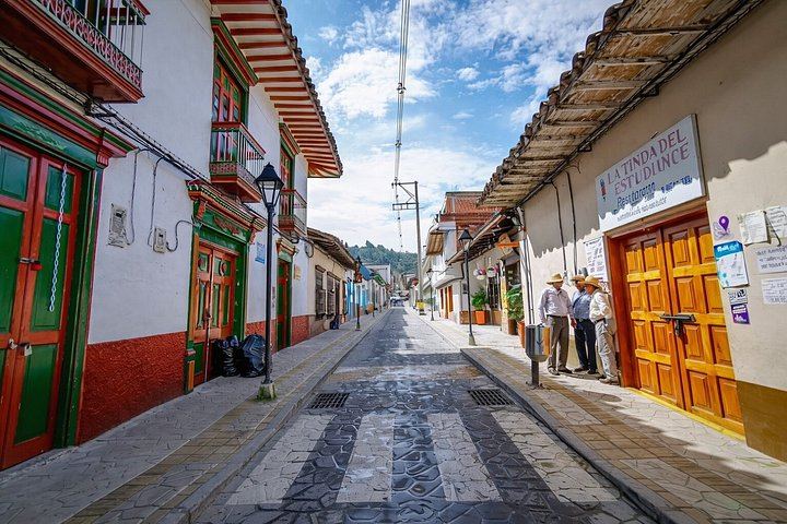 Guatapé, El Peñol Rock, El Retiro and Tequendamita Falls Private Tour (11/12)