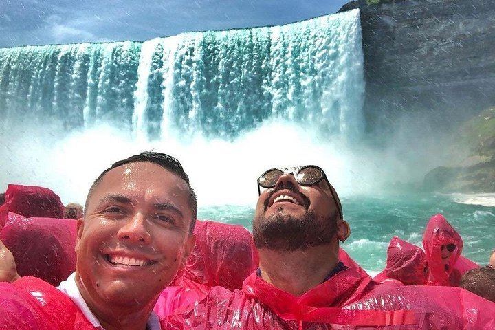 Walk Niagara Tours Two-Hour Walk: Hornblower Boat Cruise and Over 20 Landmarks (4/12)