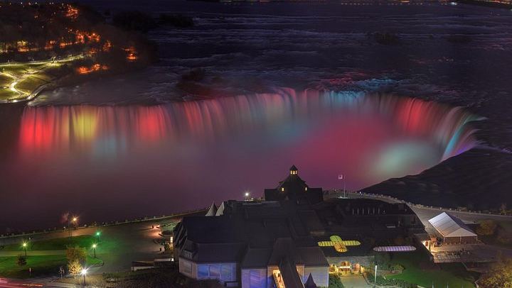 Niagara Falls Festival of Lights Evening Tour from Toronto with Maple Tasting (1/12)