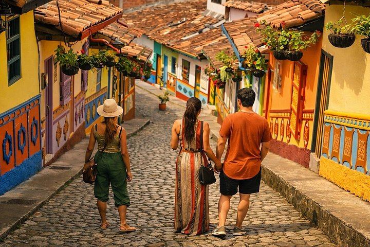Guatapé, El Peñol Rock, El Retiro and Tequendamita Falls Private Tour (8/12)