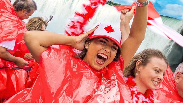Niagara Falls Minibus Small-Group Day Tour from Toronto with Cruise and Skylon Tower (2/12)