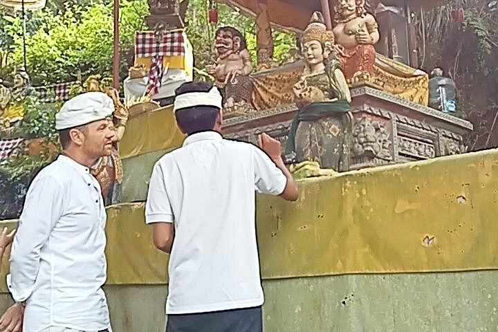 Beji Griya Holy Waterfall Healing Tour With Ceremony Dress and Rice Terrace Lunch (3/10)