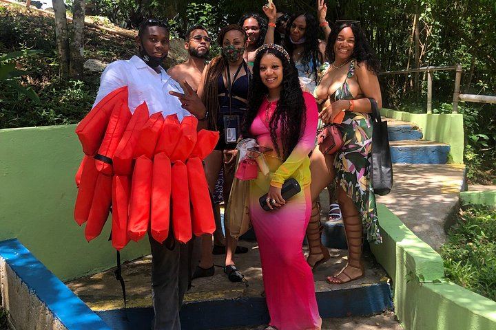Montego Bay Day Trip to Martha Brae River Rafting and Blue Hole with Private Transport (7/12)