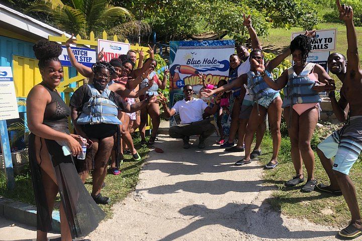 Montego Bay Day Trip to Martha Brae River Rafting and Blue Hole with Private Transport (10/12)