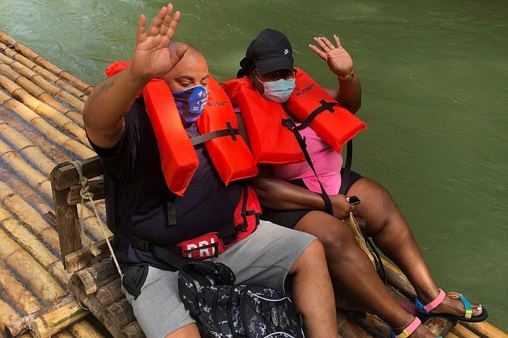 Montego Bay Day Trip to Martha Brae River Rafting and Blue Hole with Private Transport (12/12)