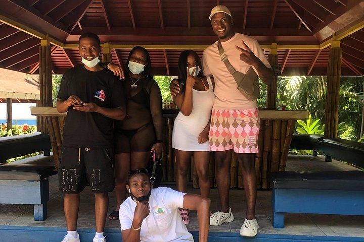 Montego Bay Day Trip to Martha Brae River Rafting and Blue Hole with Private Transport (11/12)