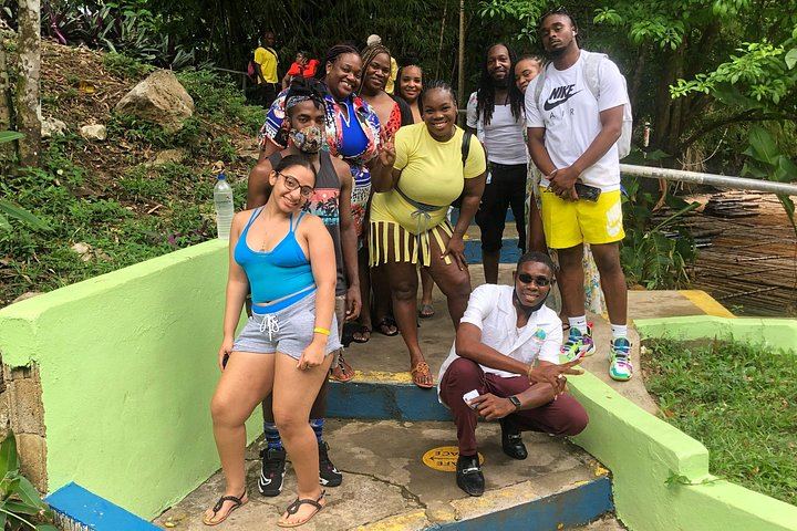 Montego Bay Day Trip to Martha Brae River Rafting and Blue Hole with Private Transport (8/12)