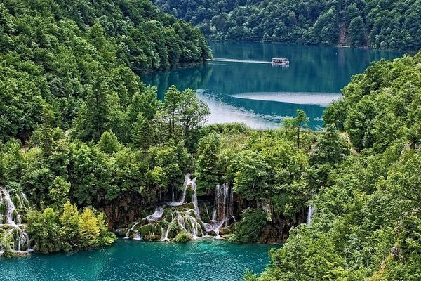 Plitvice Lakes Morning or Afternoon Tour from Zadar with Panoramic Boat Ride