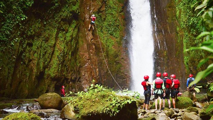 Gravity Falls Waterfall Jumping and River Rafting Extreme Combo, La Fortuna (2/10)