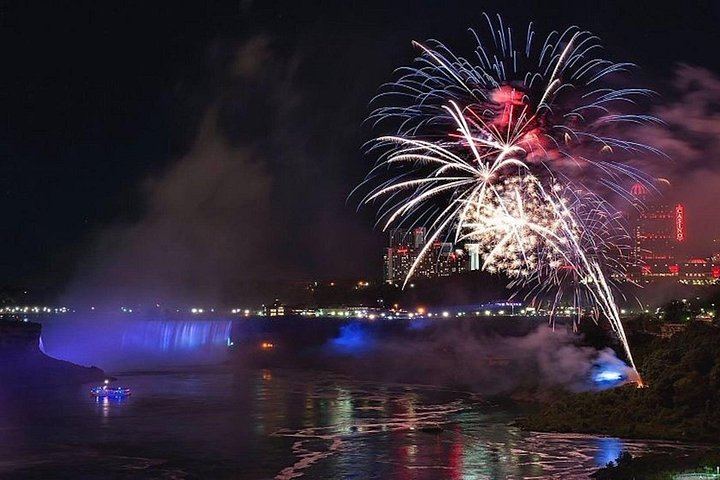 Niagara Falls Night Tour by Mercedes Van with Dinner, Fireworks Cruise and Tower (10/11)