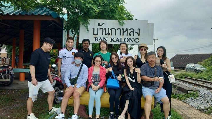 Damnoen Saduak Floating Market, Mae Klong Railway Market and Erawan Falls Day Trip (3/12)