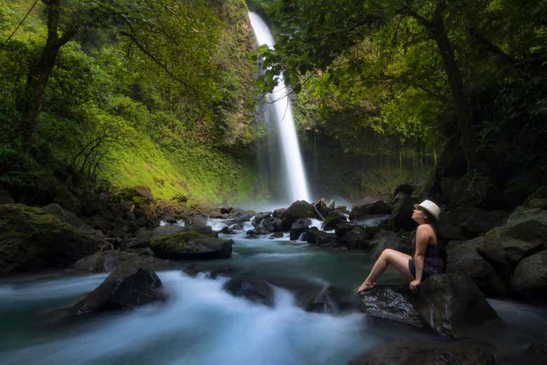 Fortuna River Waterfall Reserve Hike from La Fortuna with Hotel Pickup and Fruit Snack (1/7)