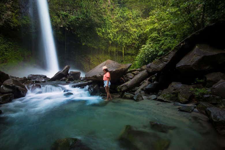 Fortuna River Waterfall Reserve Hike from La Fortuna with Hotel Pickup and Fruit Snack (6/7)