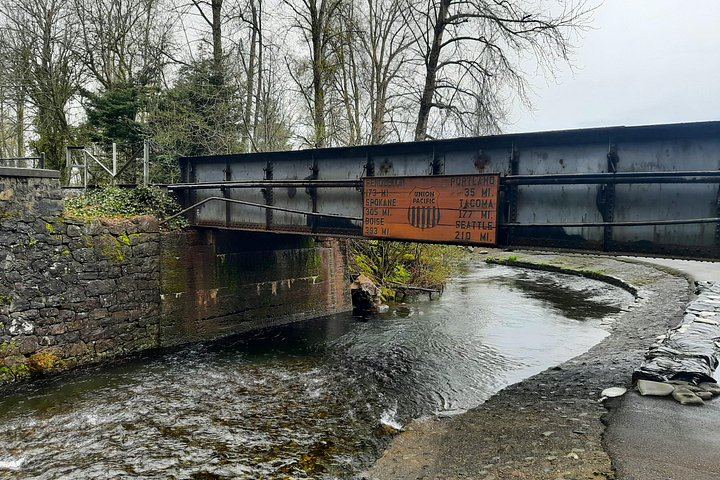 Historic Columbia River Highway Waterfalls Tour with Guide Legends, Park Ave Pickup (11/12)