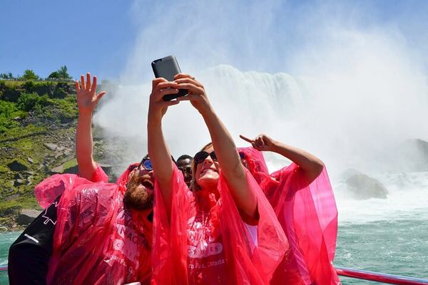 Niagara Falls Early Departure Tour from Toronto with Skip-the-Line Cruise and Ponchos