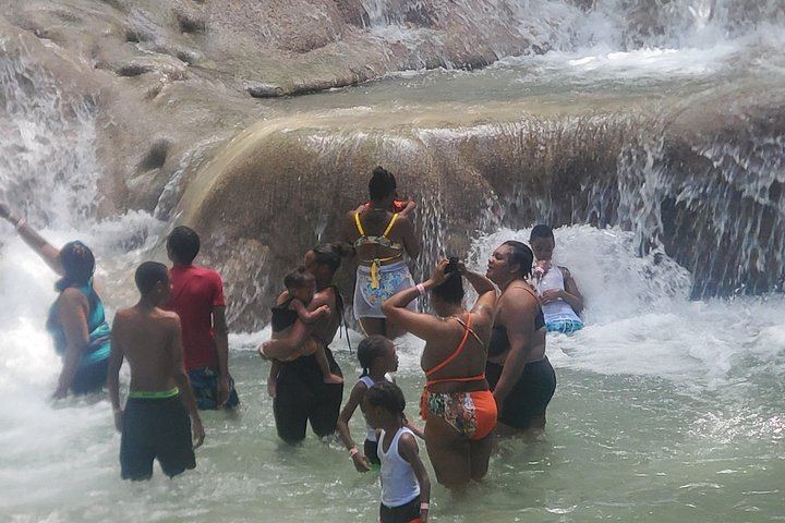 Guided Dunn's River Falls Tour with Lunch, Skip-the-Line Entry and Craft Shopping (6/10)