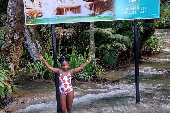 Guided Dunn's River Falls Tour with Lunch, Skip-the-Line Entry and Craft Shopping (9/10)