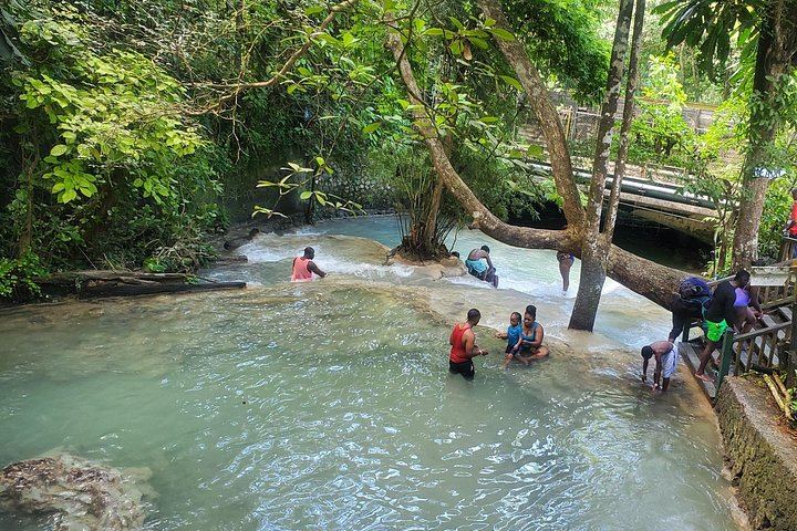 Guided Dunn's River Falls Tour with Lunch, Skip-the-Line Entry and Craft Shopping (8/10)