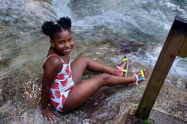 Guided Dunn's River Falls Tour with Lunch, Skip-the-Line Entry and Craft Shopping (10/10)