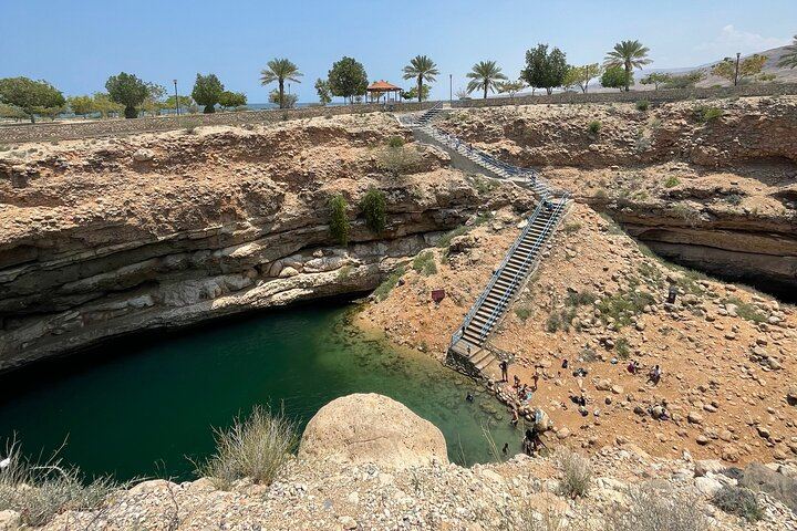 Private 8:00 to 17:00 Wadi Shab and Bimmah Sinkhole Day with Lunch, Up to 11 (1/12)