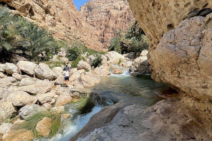 Private 8:00 to 17:00 Wadi Shab and Bimmah Sinkhole Day with Lunch, Up to 11 (5/12)