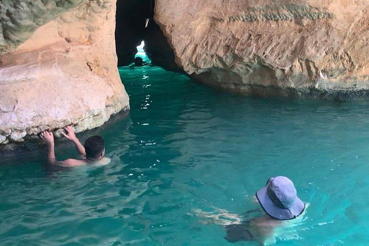 Private 8:00 to 17:00 Wadi Shab and Bimmah Sinkhole Day with Lunch, Up to 11 (12/12)
