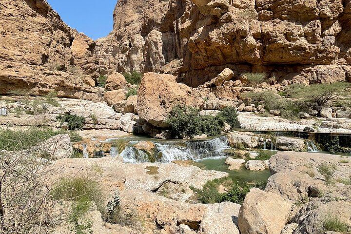 Private 8:00 to 17:00 Wadi Shab and Bimmah Sinkhole Day with Lunch, Up to 11 (8/12)