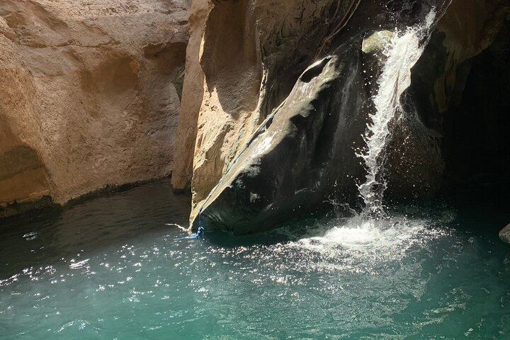 Private 8:00 to 17:00 Wadi Shab and Bimmah Sinkhole Day with Lunch, Up to 11 (11/12)