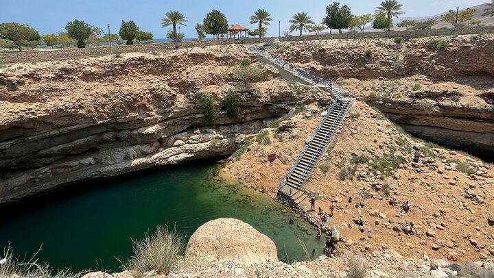 Private 8:00 to 17:00 Wadi Shab and Bimmah Sinkhole Day with Lunch, Up to 11 (1/12)