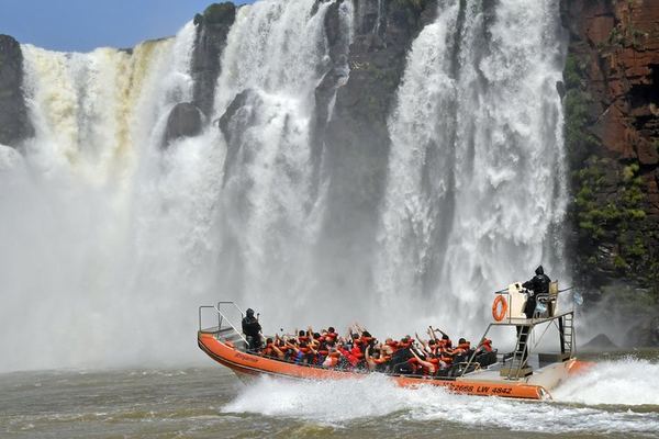 Iguazu Argentine Falls Small-Group Day Trip, up to 15 Travelers, with Boat Ride