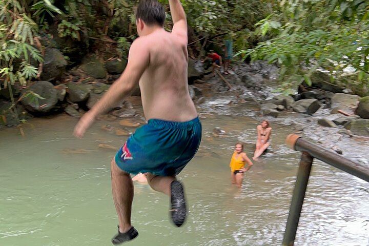 Quepos Full-Day Waterfalls and Beaches Trip with Lunch, Entrance Fees and Guide (5/11)