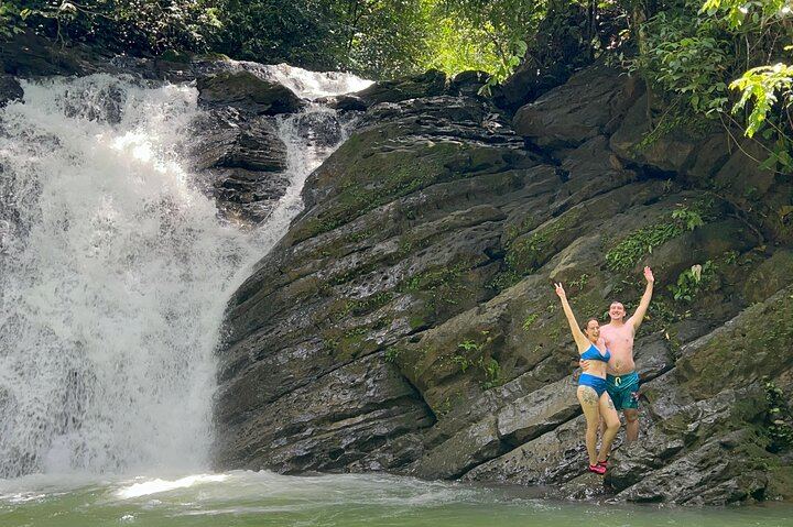 Quepos Full-Day Waterfalls and Beaches Trip with Lunch, Entrance Fees and Guide (11/11)