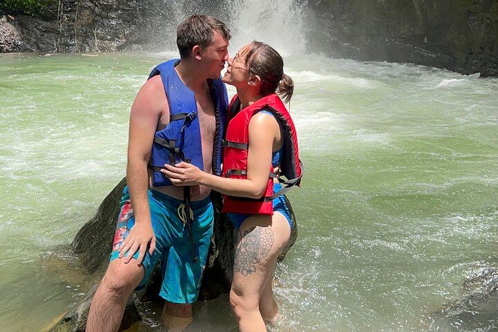 Quepos Full-Day Waterfalls and Beaches Trip with Lunch, Entrance Fees and Guide (8/11)