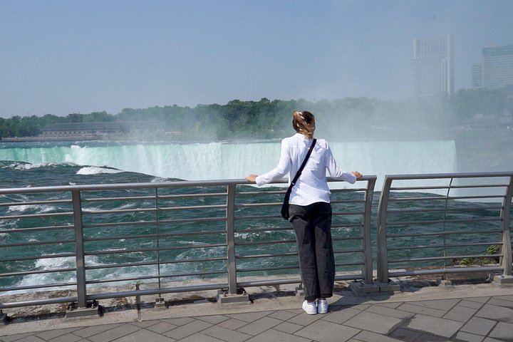 Niagara Falls Small Group Day and Night Tour with Cave of the Winds, Cruise and Dinner (6/12)